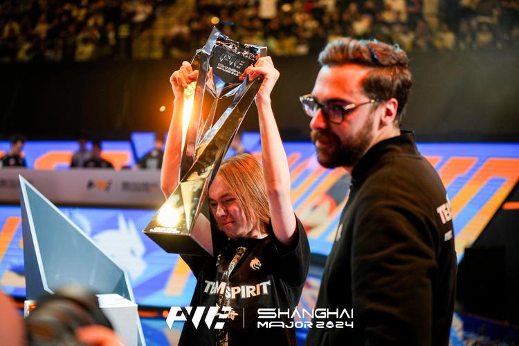 资讯绝地求生大逃杀 天助我也，敌人竟被炸死