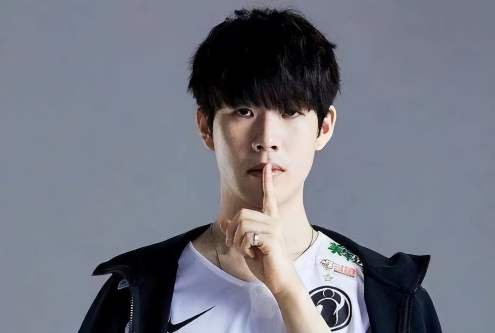 第十个冠军！当之无愧的LEC之王 同时，G2也成为全球第一支锁定2023年MSI名额的队伍 Caps获得本次冬季赛决赛FMVP