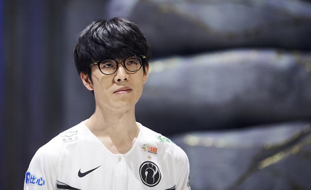 国外解说预测赛果：仅两人看好BLG胜 五人认为TES赢